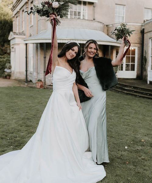 maid-of-honour-wearing-faux-fur-shawl-with-bride-hannah-partridge-photography