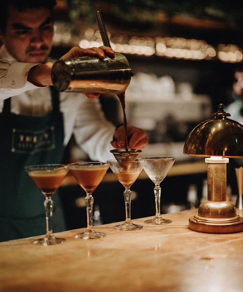 bartender-making-espresso-martini-wedding-cocktails