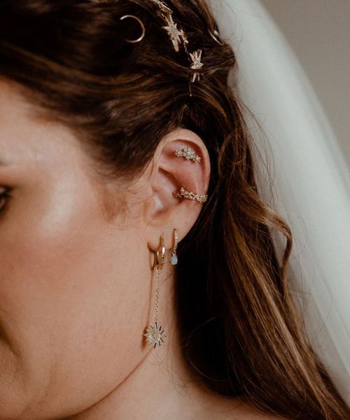 bride-wearing-gold-and-diamond-bridal-earrings-for-ear-curation