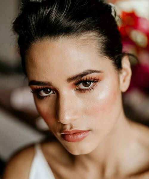 bride-wearing-wedding-mascara-with-long-thick-eyelashes