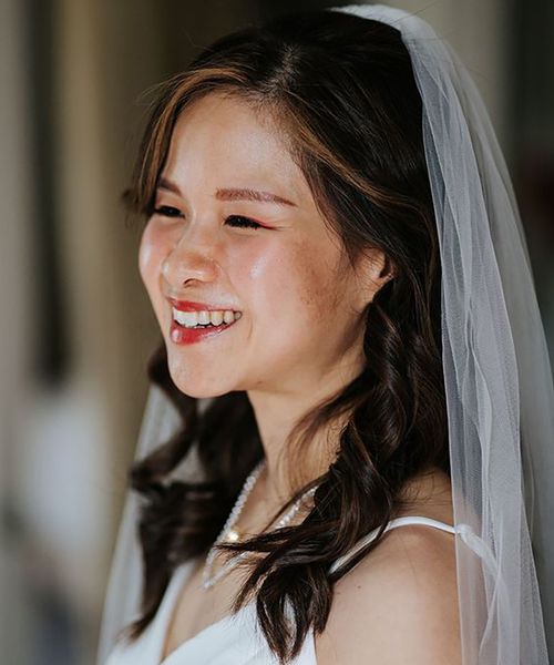 bride with glowy skin and natural makeup for wedding day 