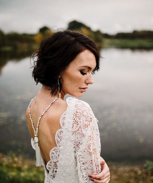 bride-with-wavy-wedding-hairstyle-for-short-hair