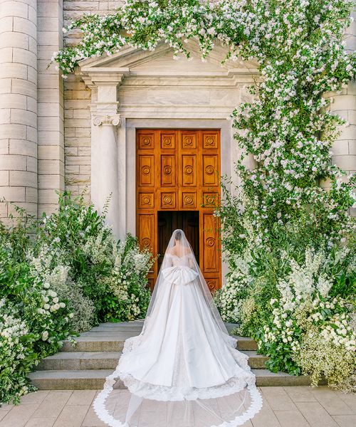 stunning-white-wedding-flowers-wedding-flower-trends-2025