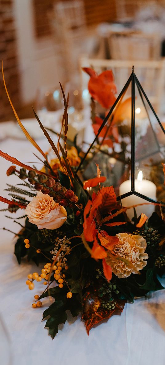 Wedding table centrepiece idea with autumnal wedding theme decor.