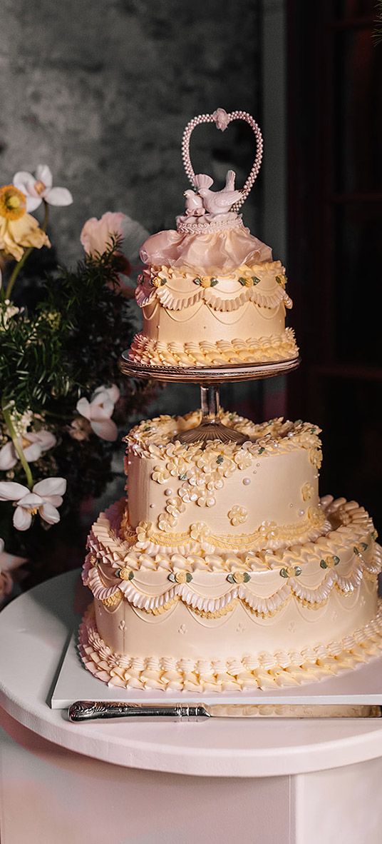 yellow wedding theme ideas with yellow wedding cake