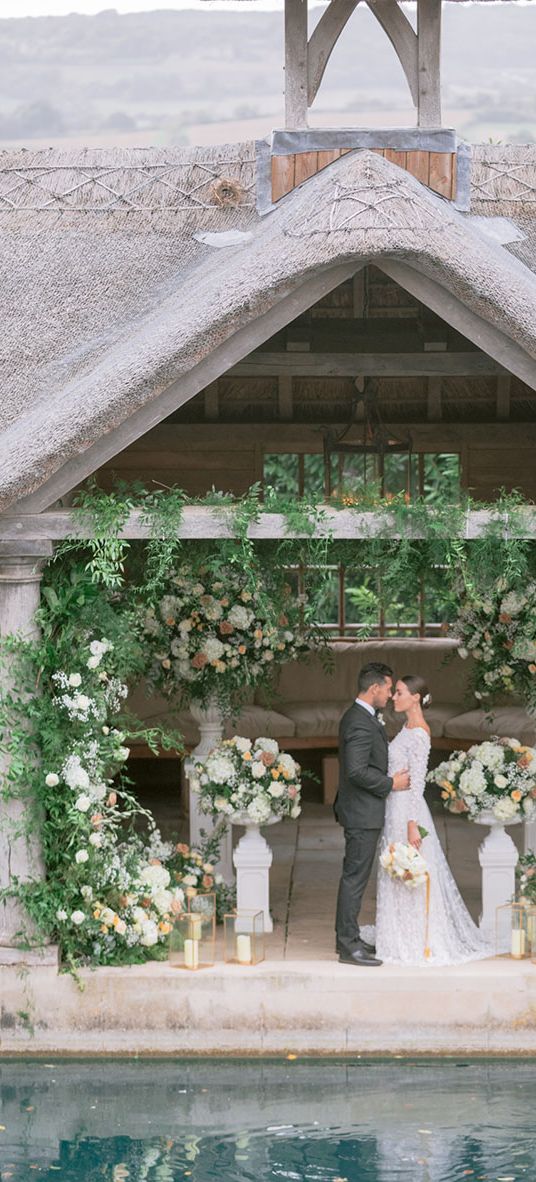 Elegant Euridge Manor wedding with yellow wedding flowers.