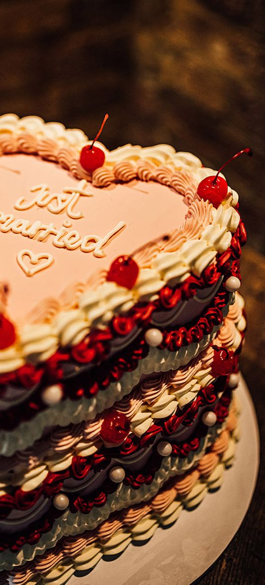 Retro heart shaped wedding cake for Valentine's Day wedding ideas