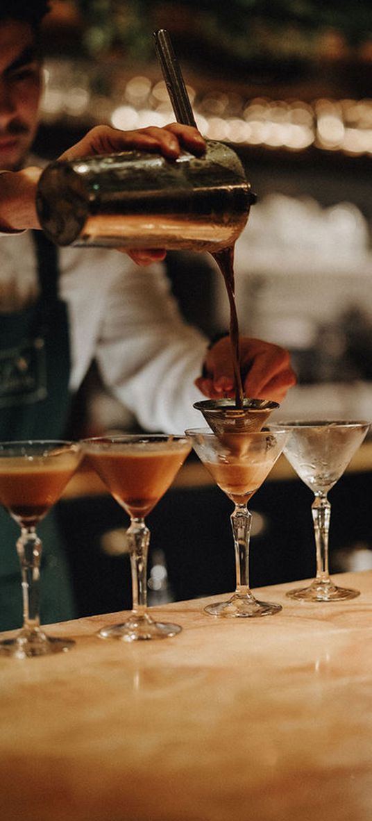 bartender-making-espresso-martini-wedding-cocktails