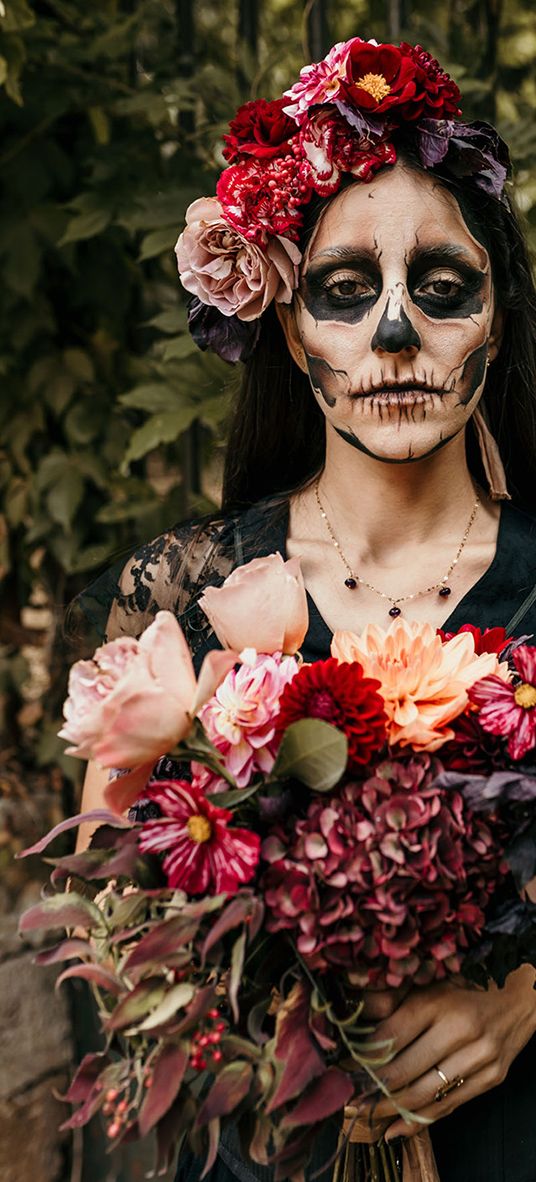 dia-de-los-muertos-wedding-inspiration-with-facepaint-and-flower-headdress