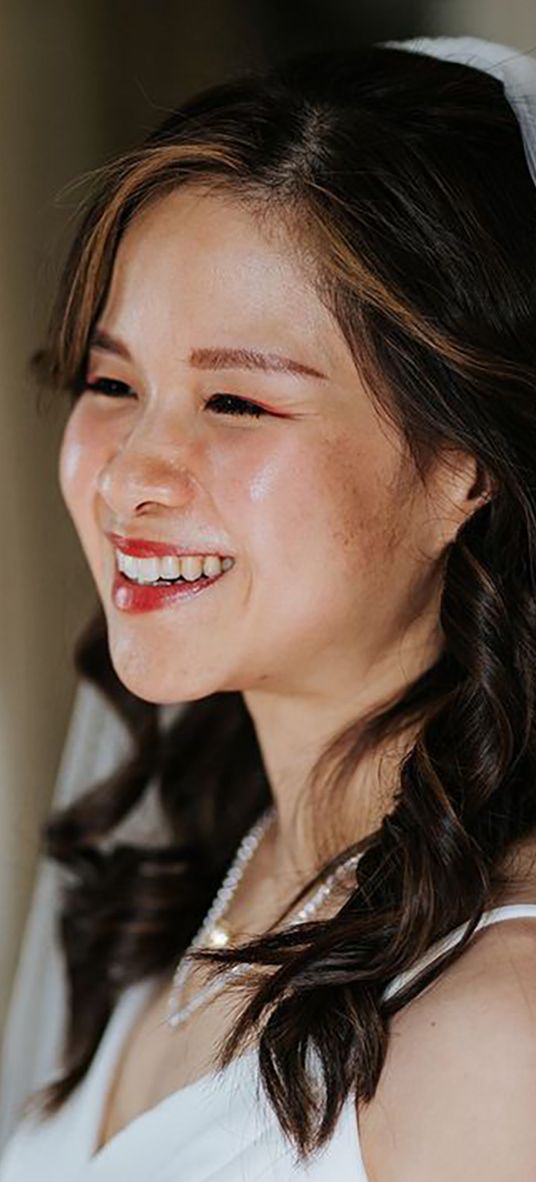 bride with glowy skin and natural makeup for wedding day 