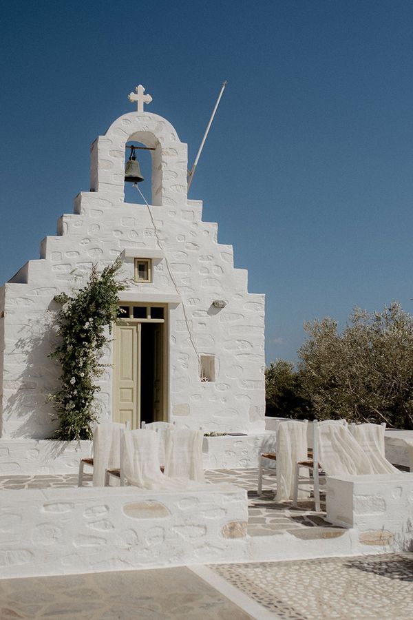 private villa wedding in Greece with white flowers