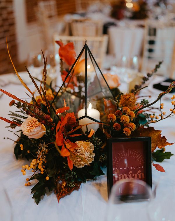 Wedding table centrepiece idea with autumnal wedding theme decor.