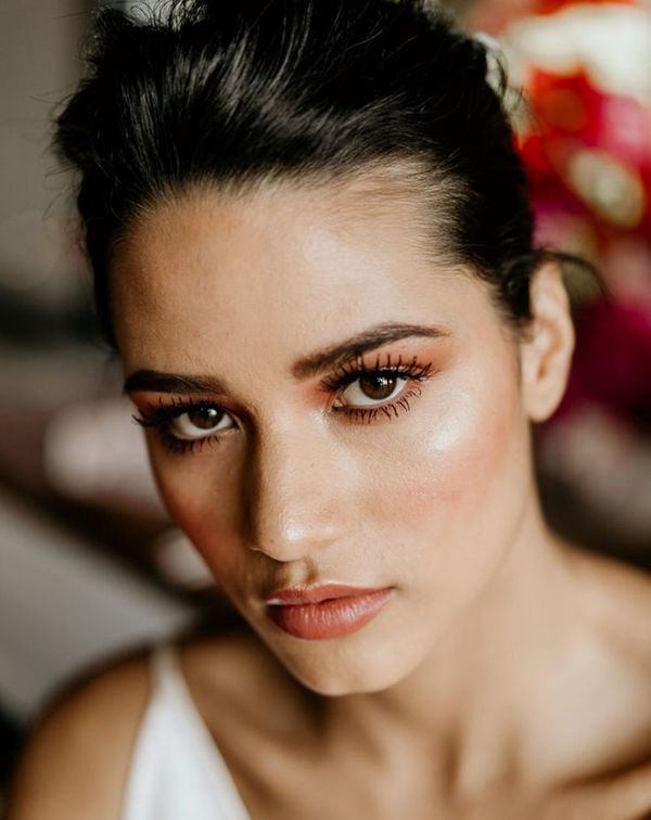 bride-wearing-wedding-mascara-with-long-thick-eyelashes