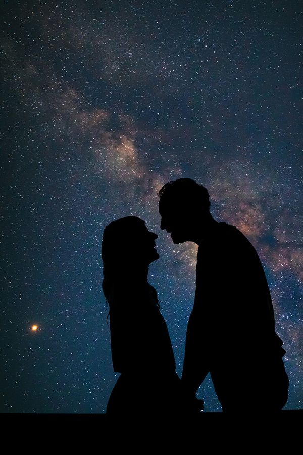 silhouette of couple with galaxy night sky astrotourism honeymoon trend