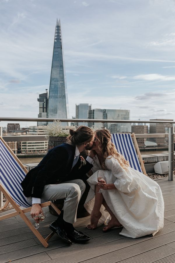 London wedding couple kiss infront of the shard by Jodiedcmitchell Photography