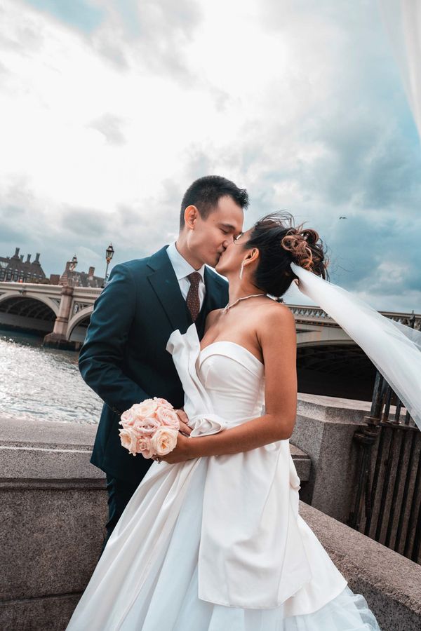 A London pre-wedding engagement shoot at Westminster bridge