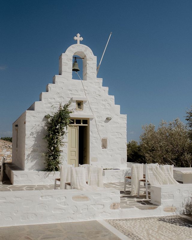 private villa wedding in Greece with white flowers