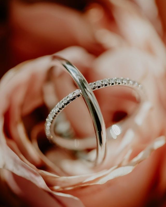 wedding bands representing wedding anniversary