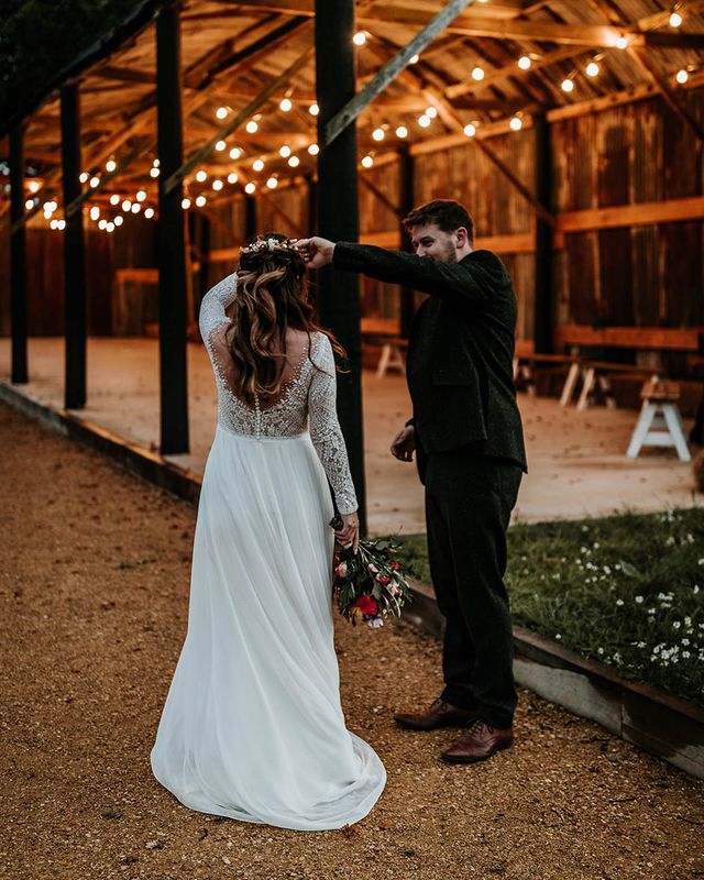 Countryside wedding at Silchester Farm with colourful flowers, couple portraits and natural styling for autumnal wedding.