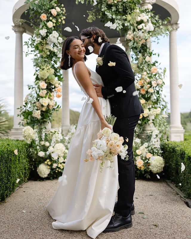 secret-garden-editorial-shoot-wedding-inspiration-confetti-wedding-photo