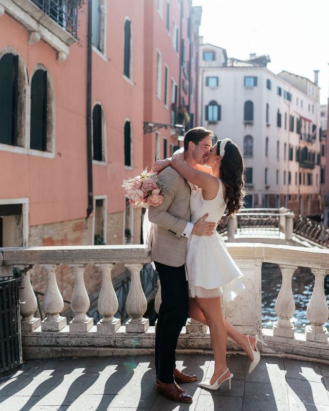 Bride and groom for elopement wedding in Venice, engagement moon idea