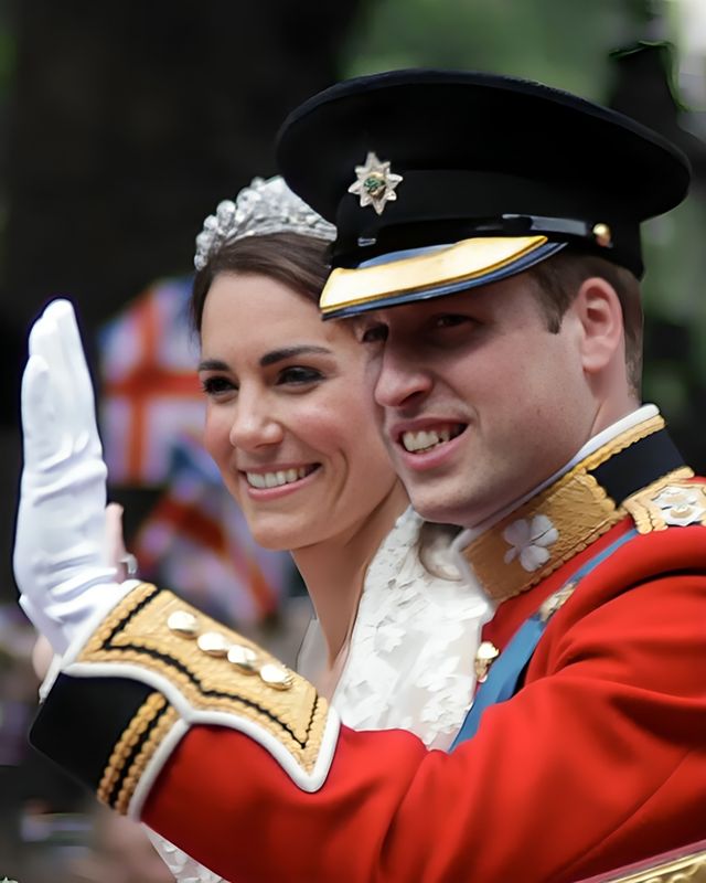 William and Kate's royal wedding, couple smiling and waving from carriage