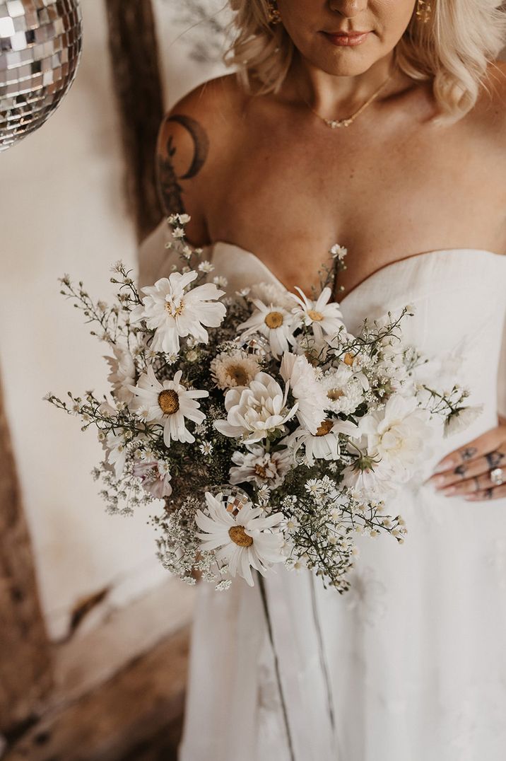 Bouquet full of daisies for themed editorial shoot with birth flowers based on your birth month