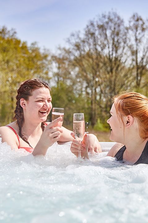 solent-spa-and-hotel-guests-in-hot-tub