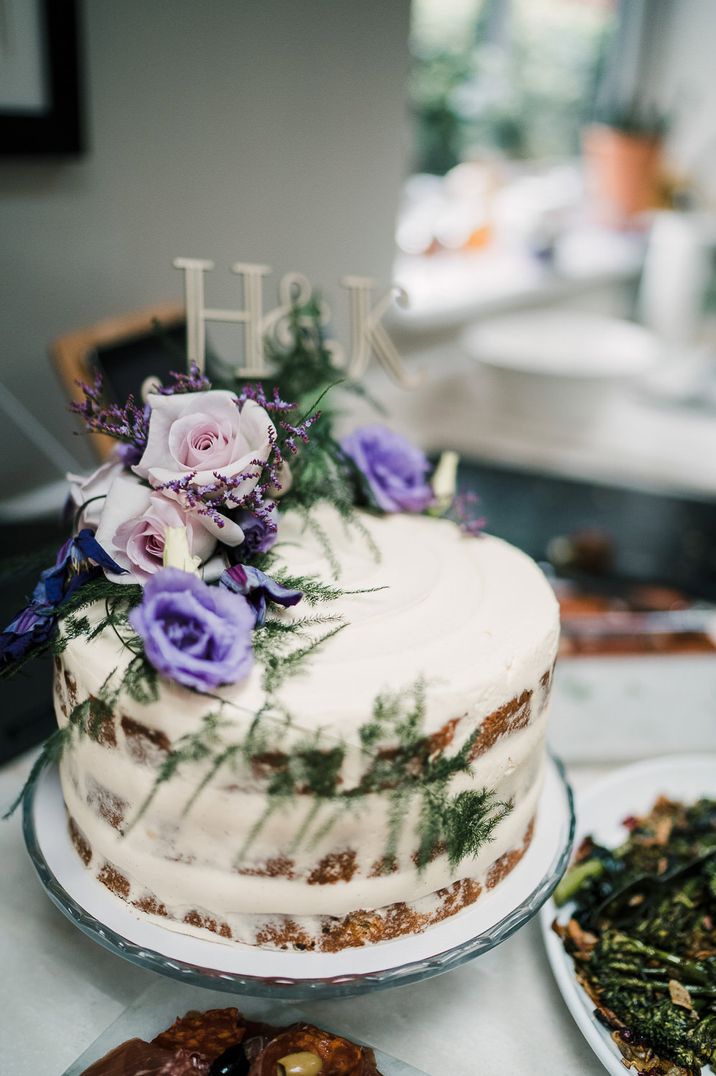 Home wedding reception with homemade wedding cake 