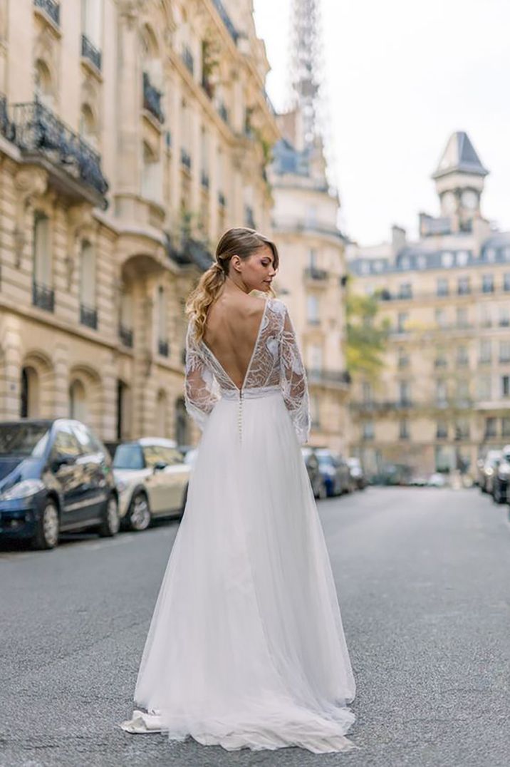 bride-wearing-wedding-dress-paris-Tom-Pictures