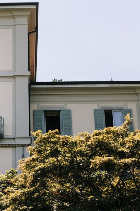 Tenuta Savoca - wedding venue in Italy - guests on the balcony of beautiful Italian villa - by Mcara Photography