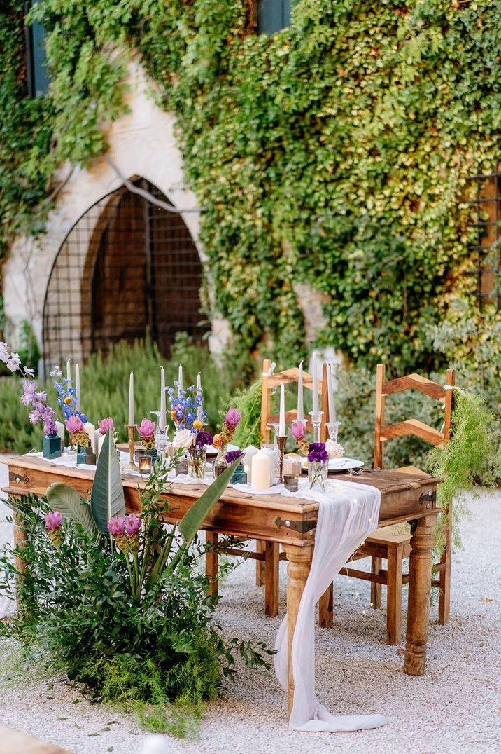 Simple wedding seating plan for outdoor wedding with table for bride and groom 