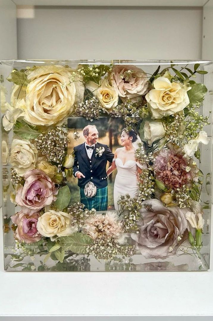  Wedding flower resin preservation keepsake idea with romantic wedding photo