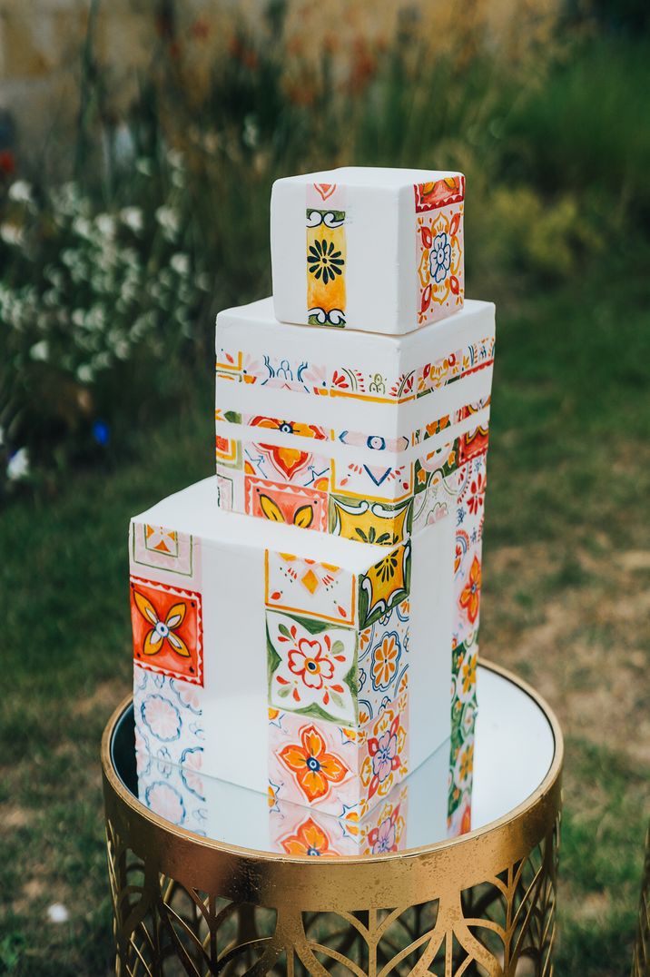 Square wedding cake with painted illustration design