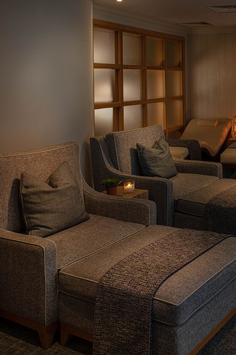 solent-spa-and-hotel-relaxation-room-with-loungers