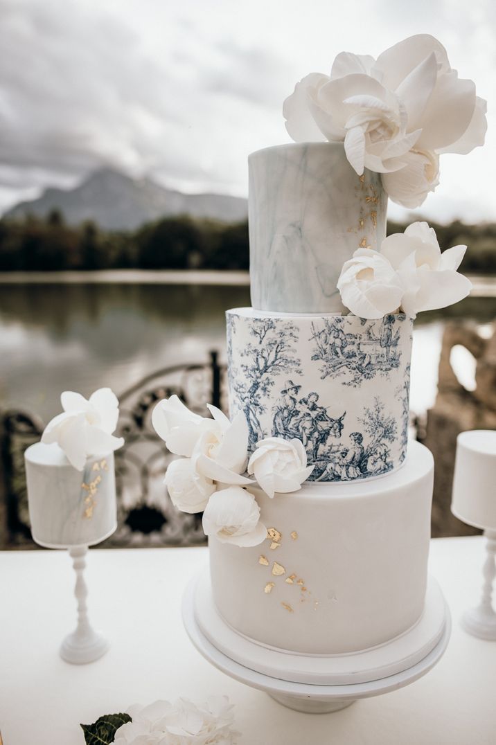 Blue and white wedding cake for Chinese wedding ceremony