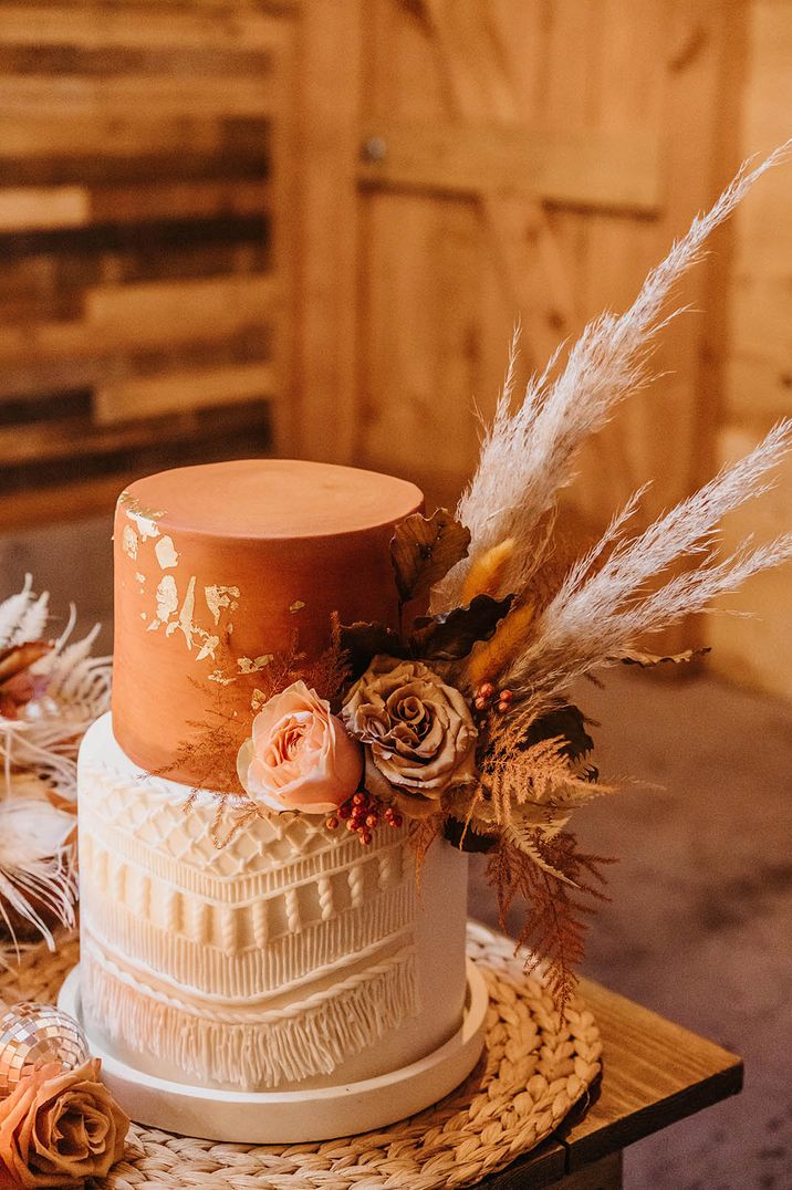 Boho style wedding cake with dried grass and dried wedding flower decorations 