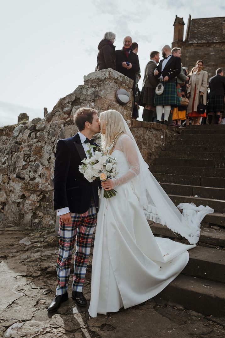 bride-and-groom-kiss-under-confetti