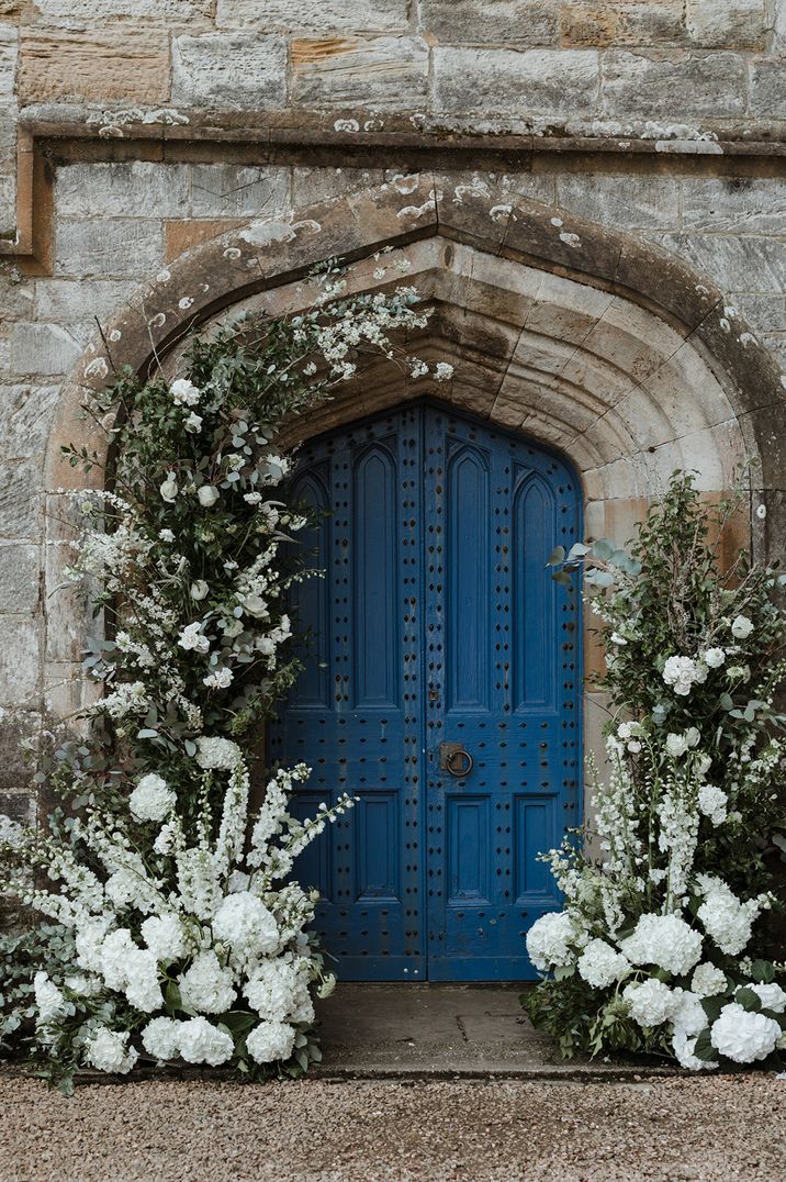 white-wedding-flowwer-church-decorations