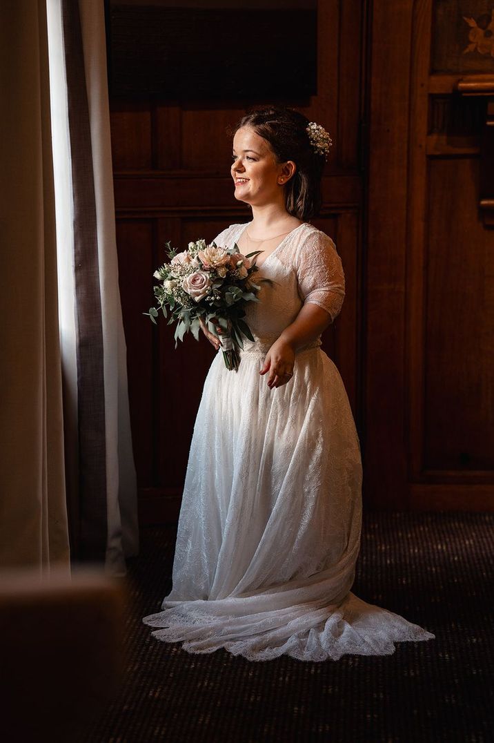 bride-with-Achondroplasia-holding-bouquet