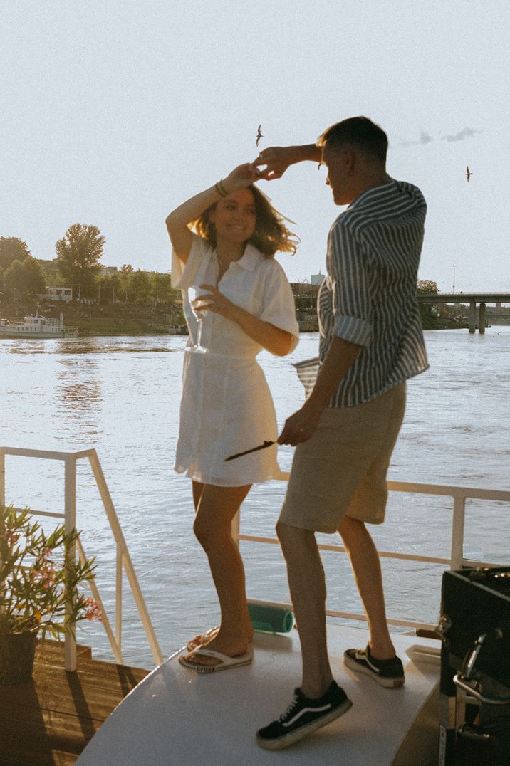 couple-dancing-on-yacht