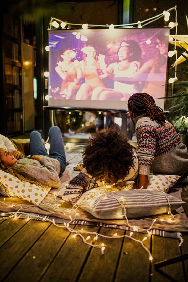 outdoor-movie-night-with-projector