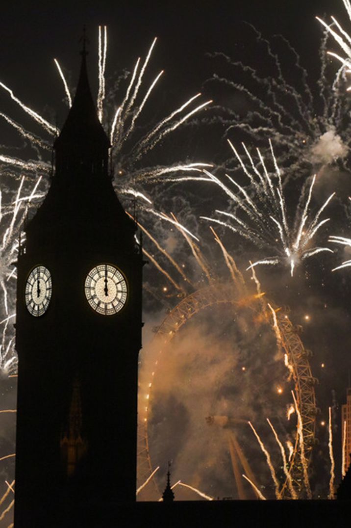 night-sky-london-with-fireworks