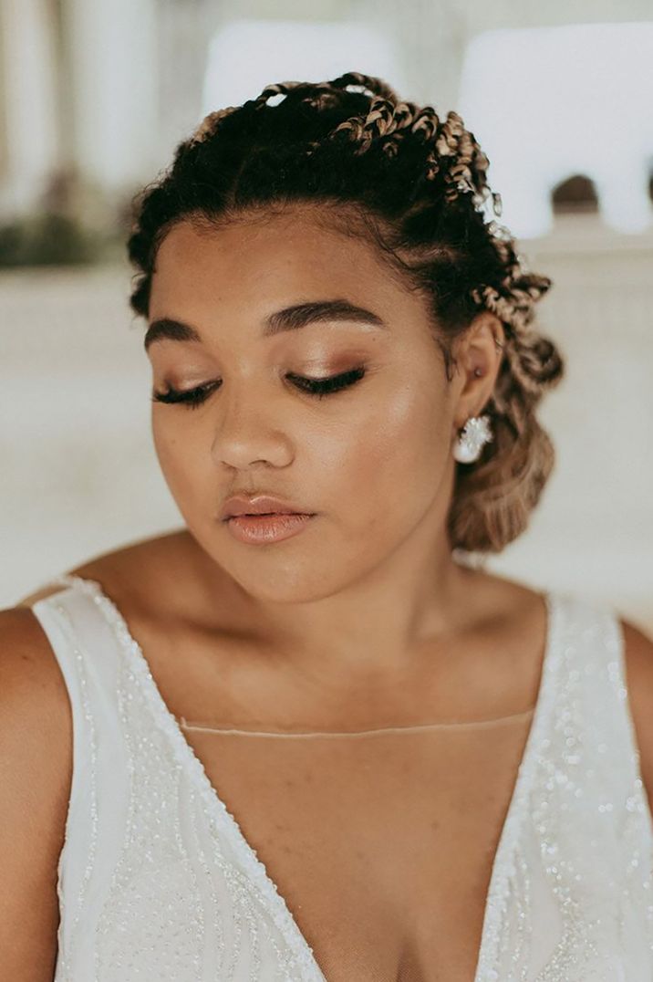 bride-wearing-subtle-smoky-wedding-makeup