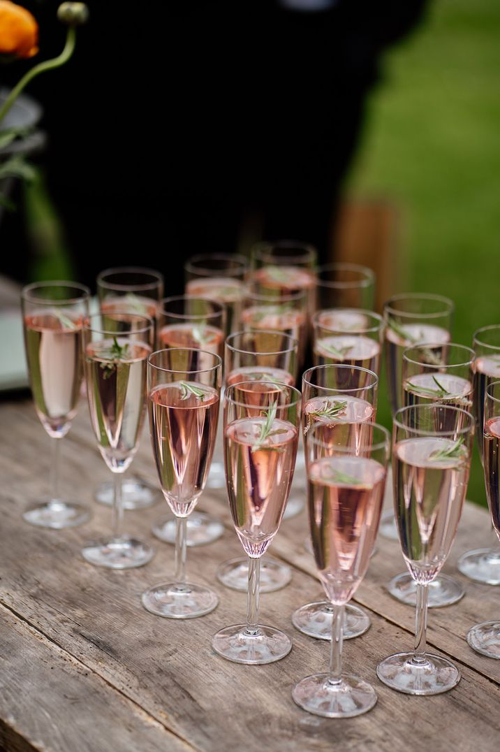 sparkling-wine-wedding-glasses-guest-drinks