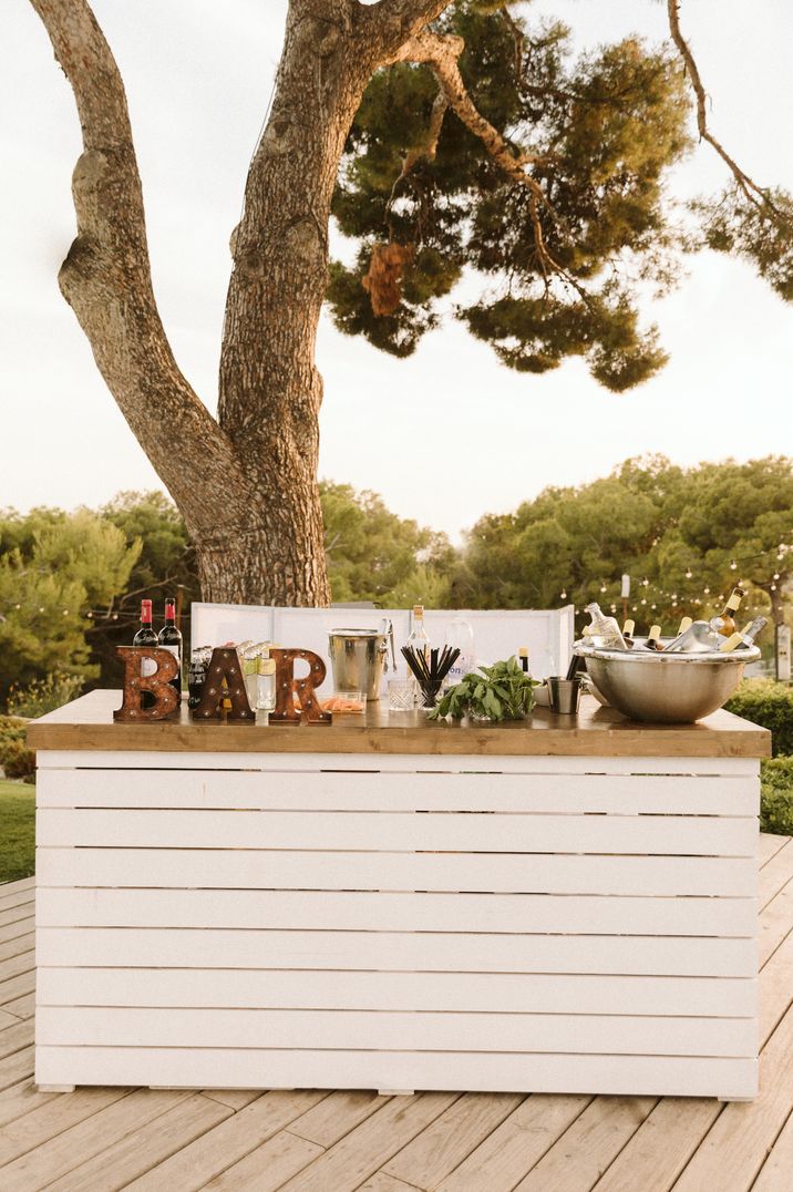 outdoor-rustic-wedding-bar-design