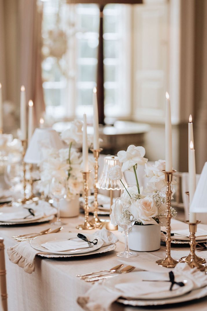 neutral-wedding-tablescape-with-candlelight-and-lamps-who-pays-for-what-at-weddings