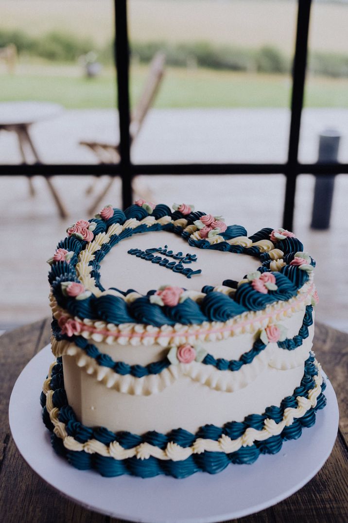 heart-shaped-retro-wedding-cake