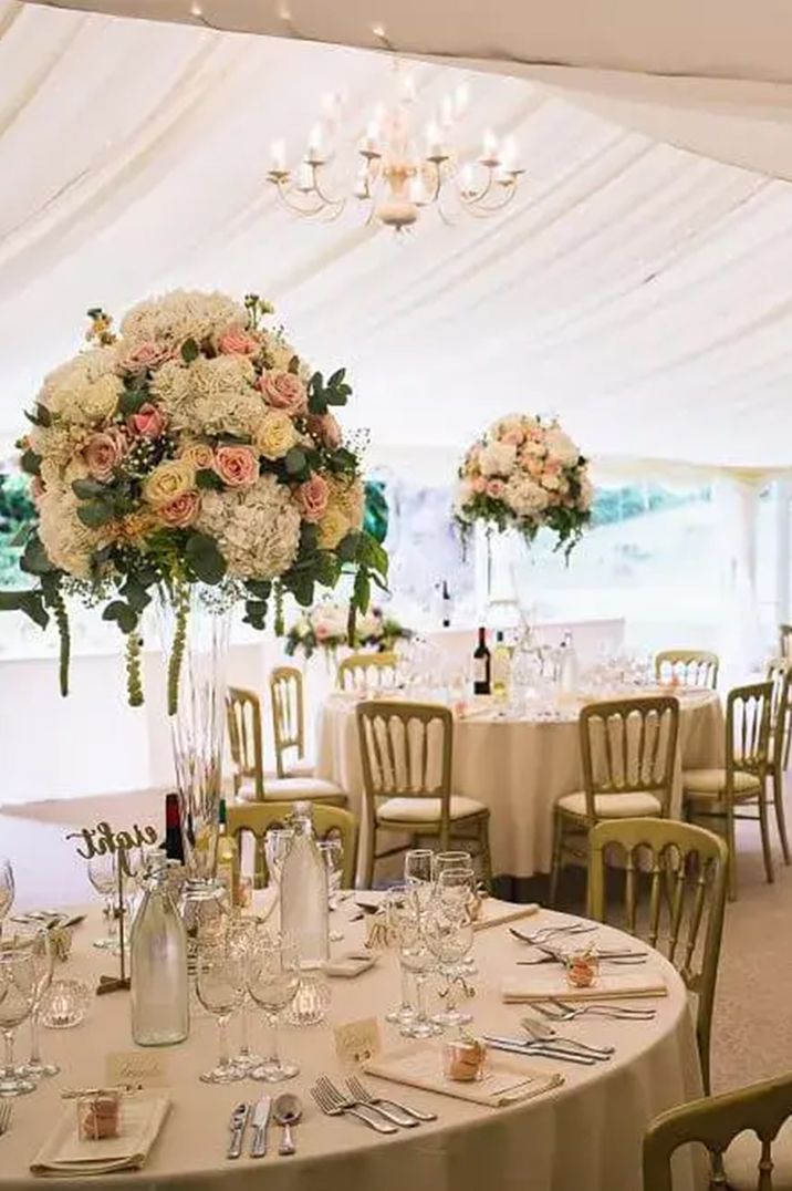 hedingham-castle-tablescape-with-rose-centrepieces