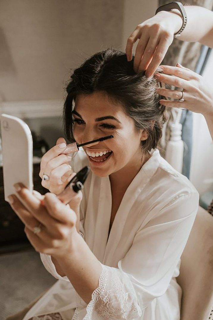 bride-puts-on-her-wedding-mascara-as-she-gets-ready-for-wedding